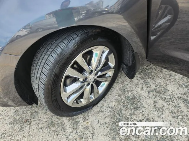 Kia Carnival 2017 thumb 10