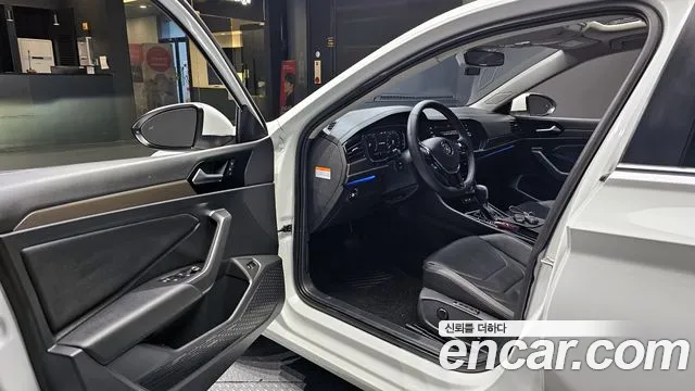 Volkswagen Jetta 2021 thumb 2