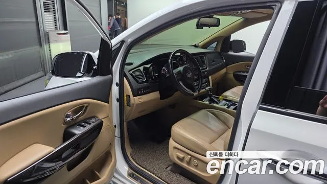 Kia Carnival 2017 thumb 10