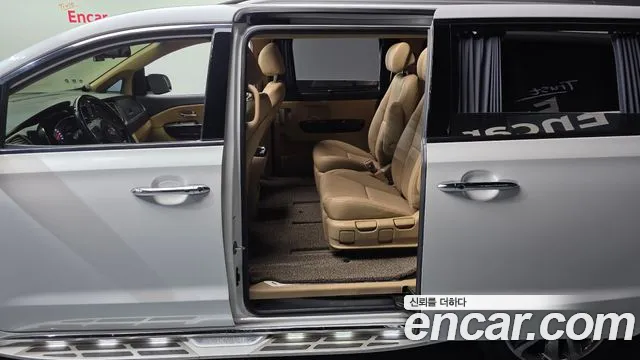 Kia Carnival 2017 thumb 11