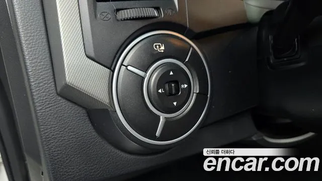 KGM Korando 2012 thumb 11
