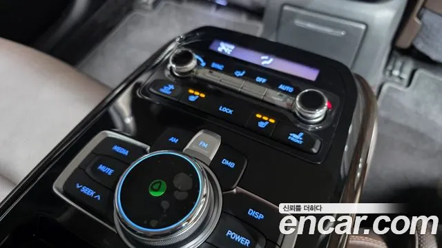 Genesis G90 2017 thumb 2