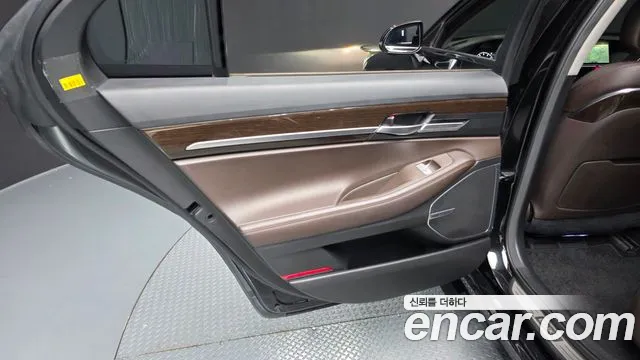 Genesis G90 2017 thumb 10