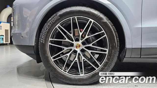 Porsche Cayenne 2024 thumb 3
