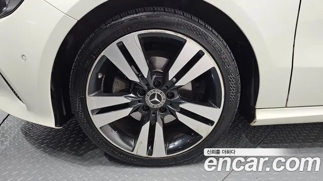 Mercedes-Benz A-Class 2017 thumb 6