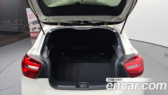 Mercedes-Benz A-Class 2017 thumb 10