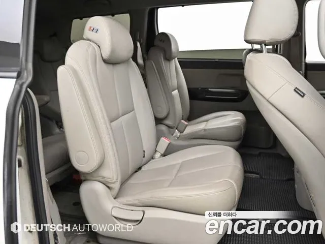 Kia Carnival 2015 thumb 10