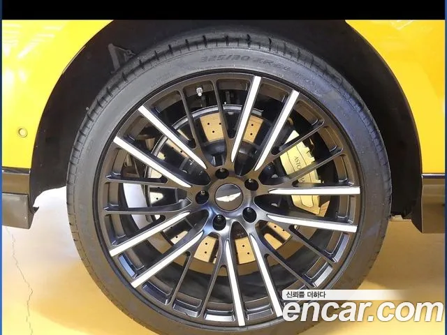 Aston Martin DBX 2023 thumb 2