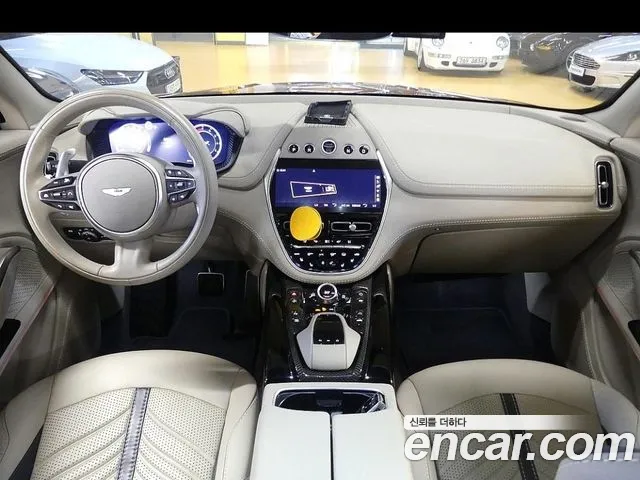 Aston Martin DBX 2023 thumb 12
