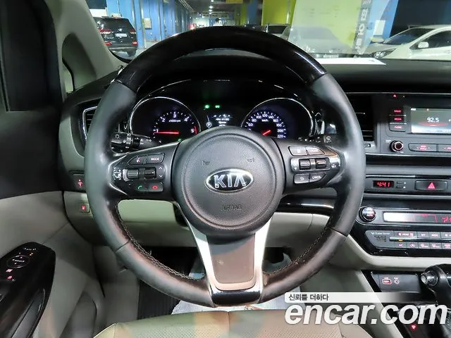 Kia Carnival 2016 thumb 12
