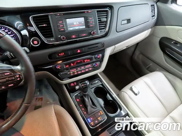 Kia Carnival 2016 thumb 10