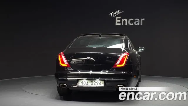 Jaguar XJ 2016 thumb 10