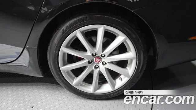 Jaguar XJ 2016 thumb 12
