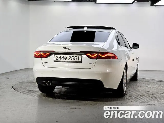 Jaguar XF 2016 thumb 10