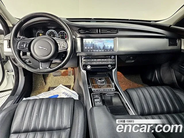 Jaguar XF 2016 thumb 11