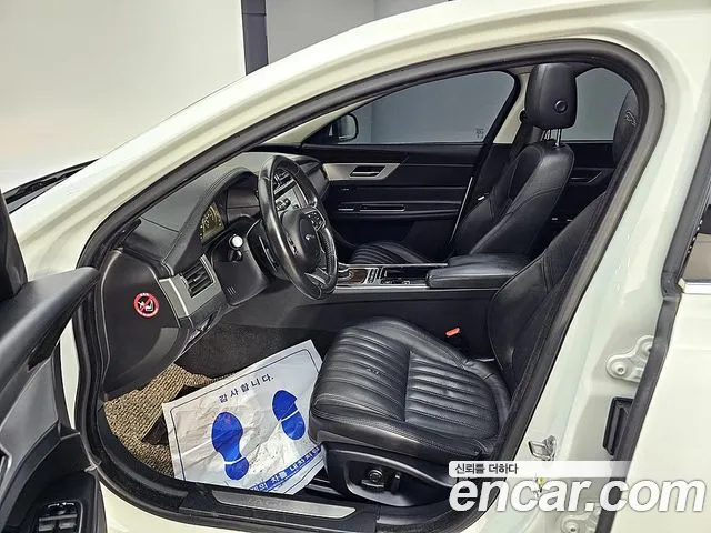 Jaguar XF 2016 thumb 12