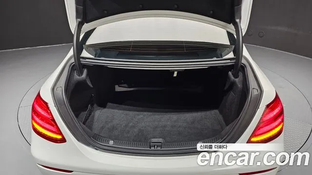 Mercedes-Benz E-Class 2018 thumb 2