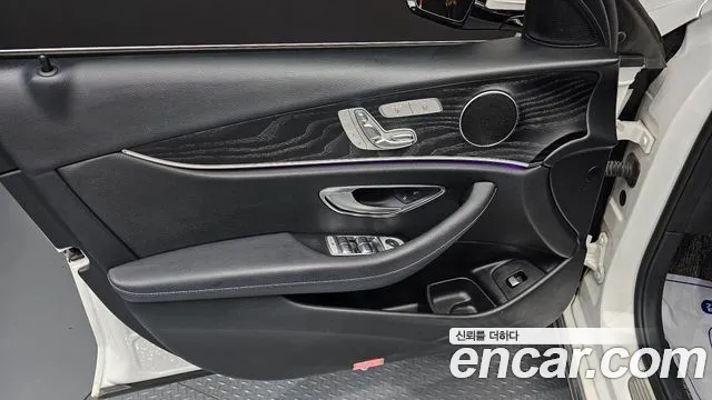 Mercedes-Benz E-Class 2018 thumb 12