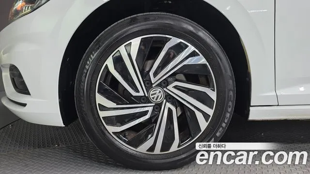 Volkswagen Jetta 2021 thumb 2