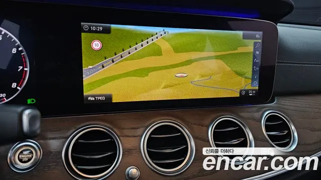 Mercedes-Benz E-Class 2018 thumb 10