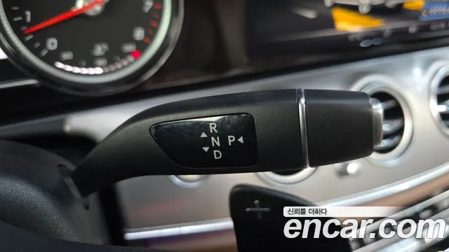 Mercedes-Benz E-Class 2018 thumb 12