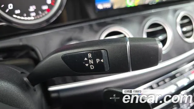 Mercedes-Benz E-Class 2018 thumb 12