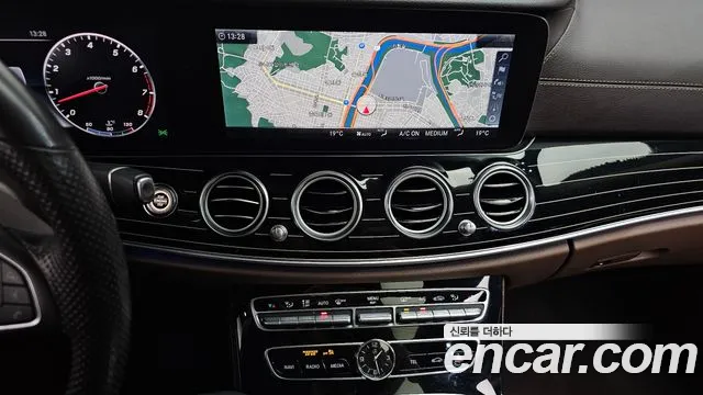 Mercedes-Benz E-Class 2017 thumb 6