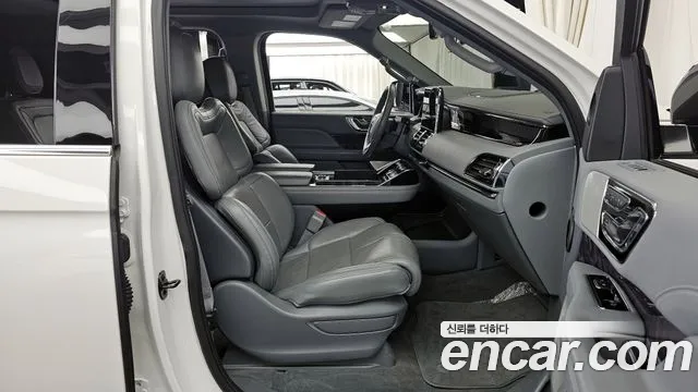 Lincoln Navigator 2021 thumb 6