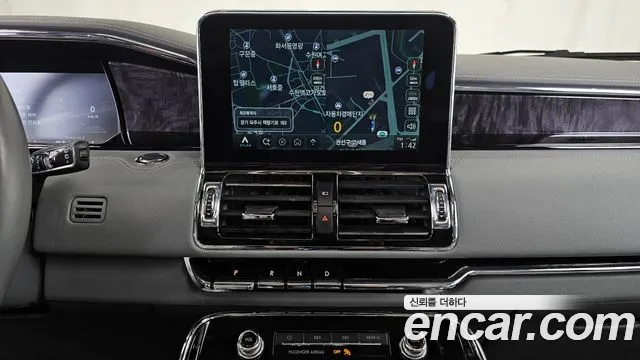 Lincoln Navigator 2021 thumb 3