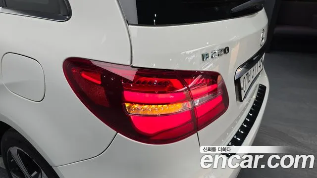 Mercedes-Benz B-Class 2018 thumb 12