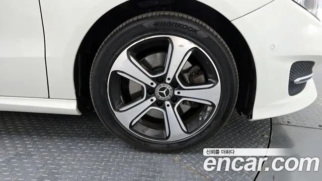 Mercedes-Benz B-Class 2018 thumb 9
