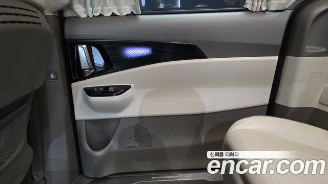 Kia Carnival 2023 thumb 4
