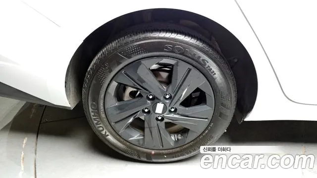 Hyundai Elantra 2023 thumb 3