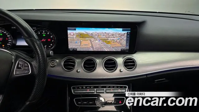 Mercedes-Benz E-Class 2017 thumb 8