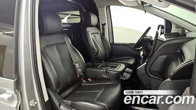 Hyundai Staria 2023 thumb 8