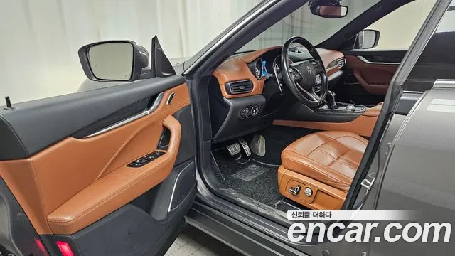 Maserati Levante 2018 thumb 8