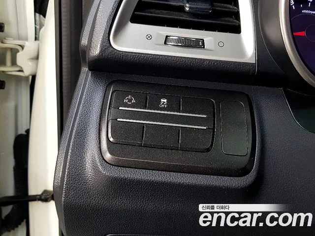 KGM Tivoli 2015 thumb 9