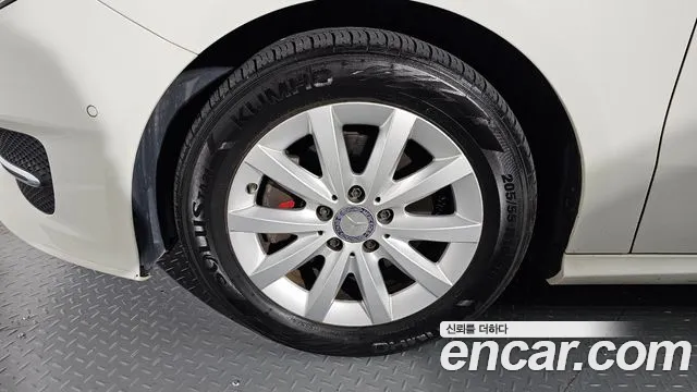 Mercedes-Benz B-Class 2016 thumb 9