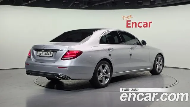 Mercedes-Benz E-Class 2018 thumb 10