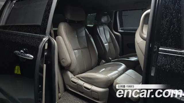 Kia Carnival 2015 thumb 6