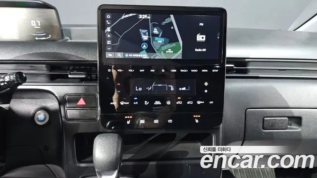 Hyundai Staria 2024 thumb 3