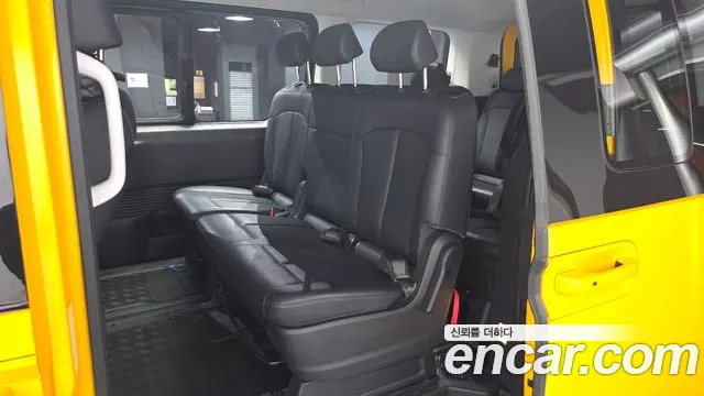 Hyundai Staria 2023 thumb 11