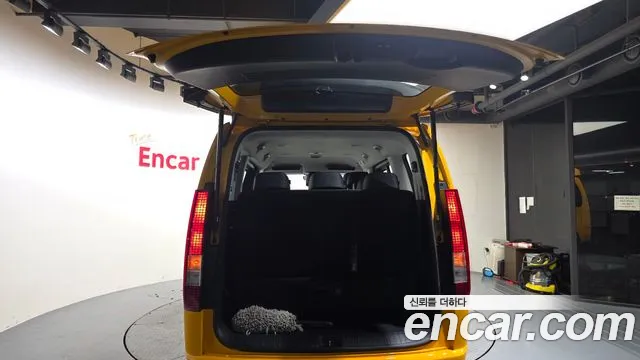 Hyundai Staria 2023 thumb 2