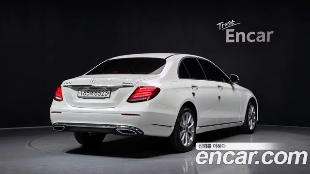 Mercedes-Benz E-Class 2019 thumb 9