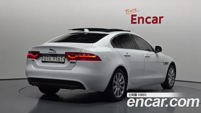 Jaguar XE 2017 thumb 2