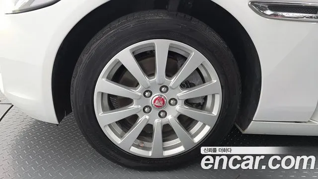 Jaguar XE 2017 thumb 11
