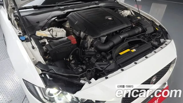 Jaguar XE 2017 thumb 8