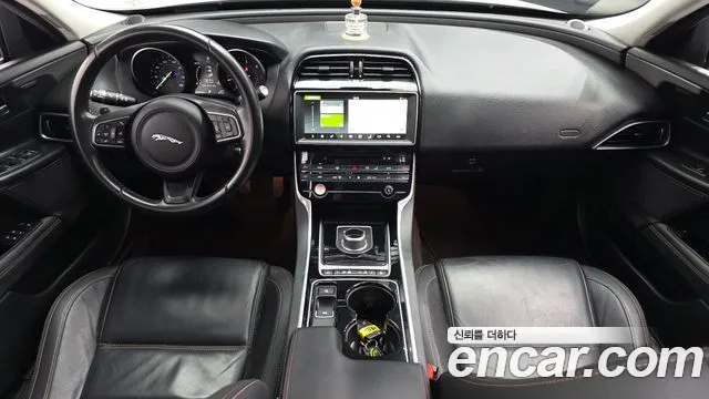 Jaguar XE 2017 thumb 10