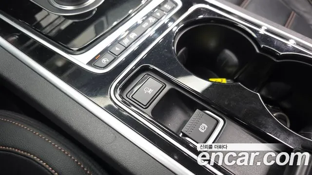 Jaguar XE 2017 thumb 12