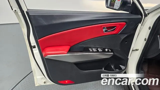 KGM Tivoli 2015 thumb 12